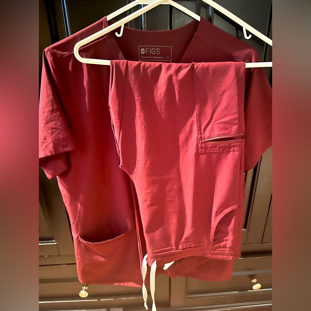 FIGS Fionlite “burgundy” scrub set medium.